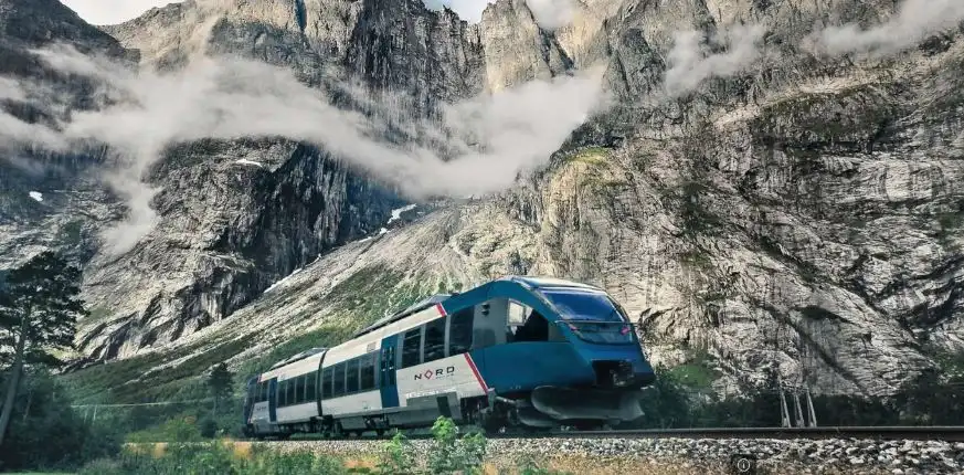 Train Raumabanen dans les montagnes norvégiennes